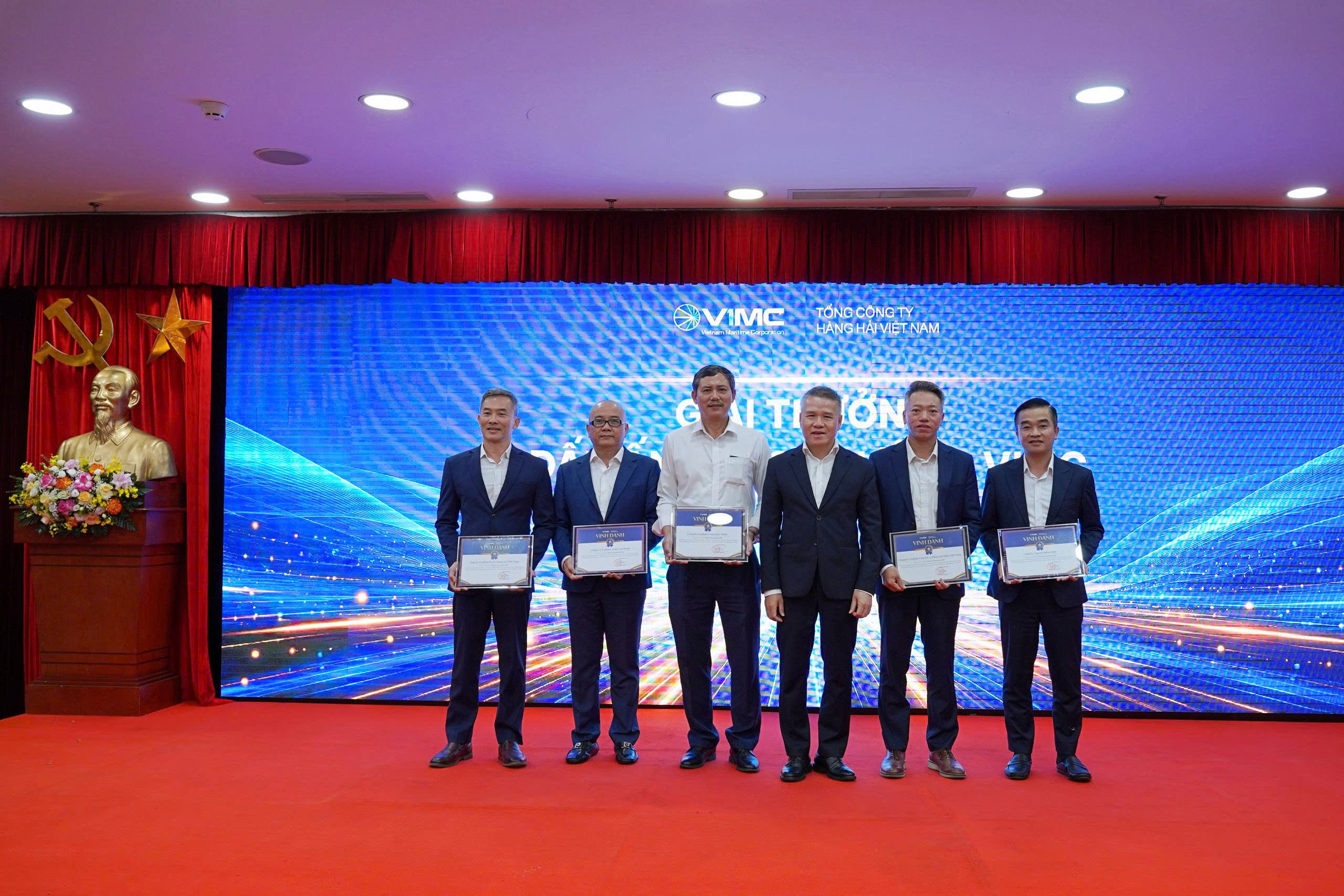 Công ty Vận tải biển VIMC nhận Giải thưởng "Dấu ấn tăng trưởng VIMC", "Tiên phong vì khách hàng" và "Đại sứ văn hóa" giai đoạn 6 tháng đầu năm 2026